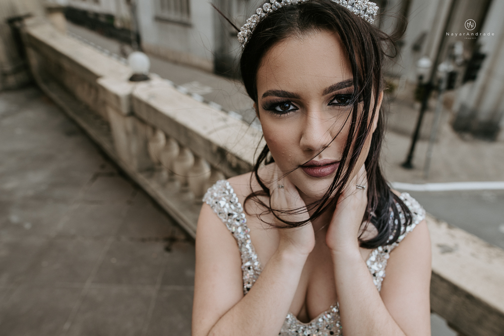 Video clip ensaio debutante feito no teatro e na torre do castelo da igreja com vestido classico de princesa usado na festa feito no centro de santos pela fotografa nayara andrade