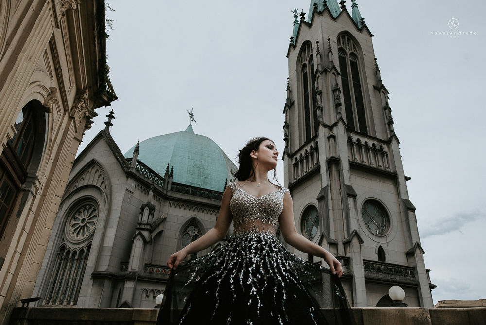 Video clip ensaio debutante feito no teatro e na torre do castelo da igreja com vestido classico de princesa usado na festa feito no centro de santos pela fotografa nayara andrade