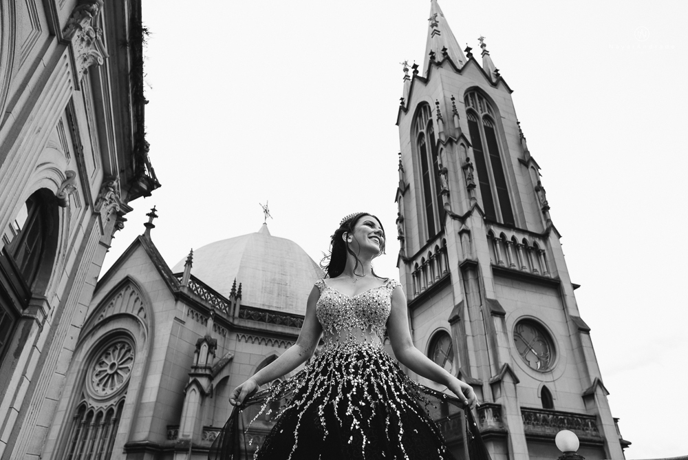 Video clip ensaio debutante feito no teatro e na torre do castelo da igreja com vestido classico de princesa usado na festa feito no centro de santos pela fotografa nayara andrade