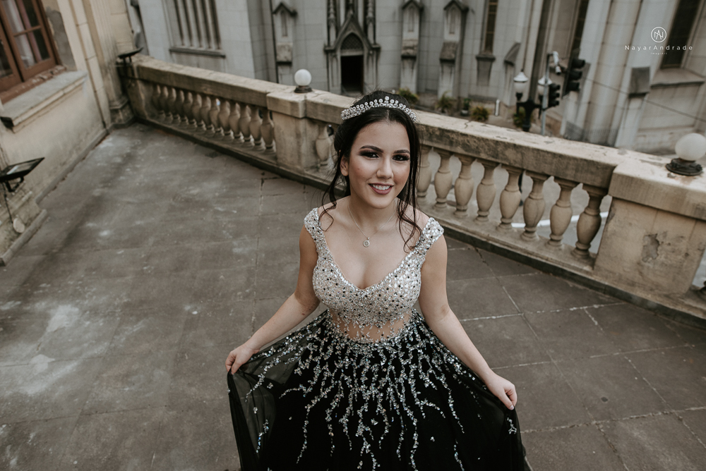 Video clip ensaio debutante feito no teatro e na torre do castelo da igreja com vestido classico de princesa usado na festa feito no centro de santos pela fotografa nayara andrade