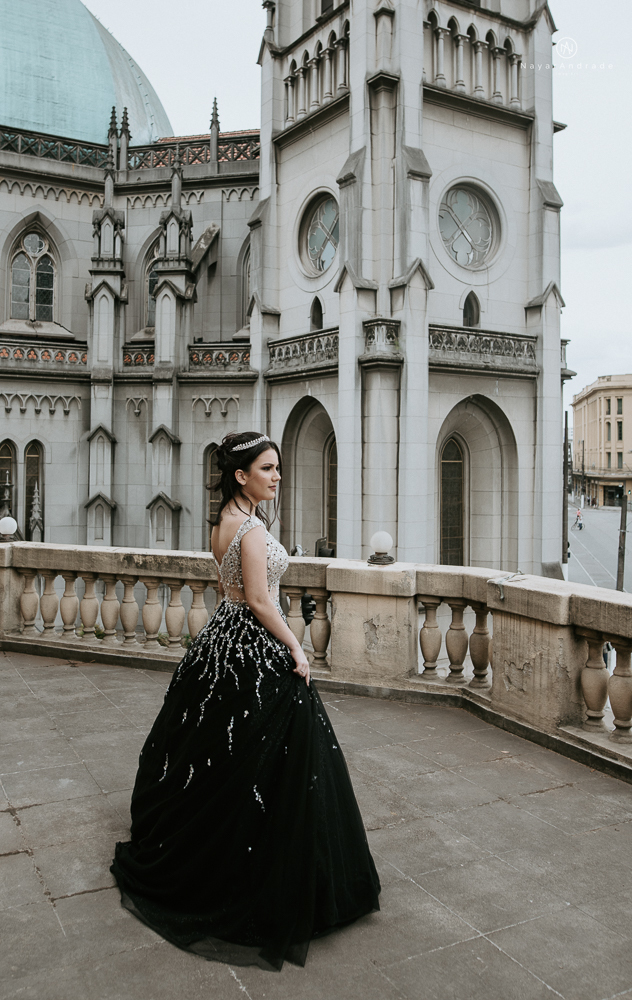 Video clip ensaio debutante feito no teatro e na torre do castelo da igreja com vestido classico de princesa usado na festa feito no centro de santos pela fotografa nayara andrade
