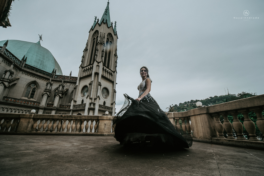 Video clip ensaio debutante feito no teatro e na torre do castelo da igreja com vestido classico de princesa usado na festa feito no centro de santos pela fotografa nayara andrade