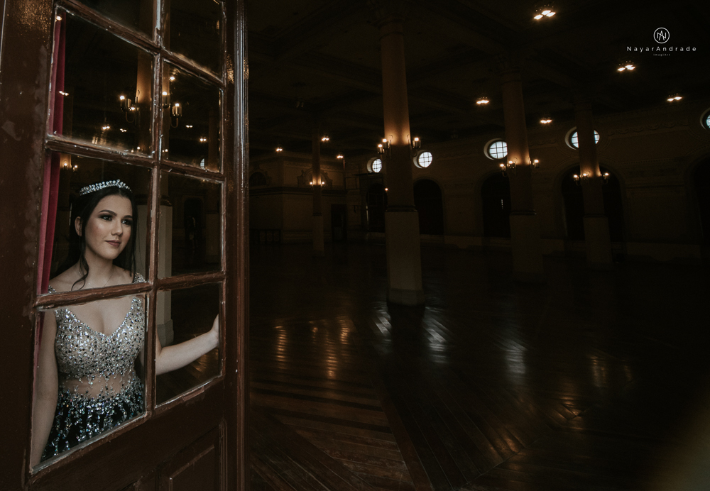Video clip ensaio debutante feito no teatro e na torre do castelo da igreja com vestido classico de princesa usado na festa feito no centro de santos pela fotografa nayara andrade