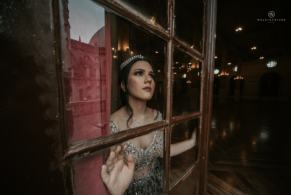 Video clip ensaio debutante feito no teatro e na torre do castelo da igreja com vestido classico de princesa usado na festa feito no centro de santos pela fotografa nayara andrade