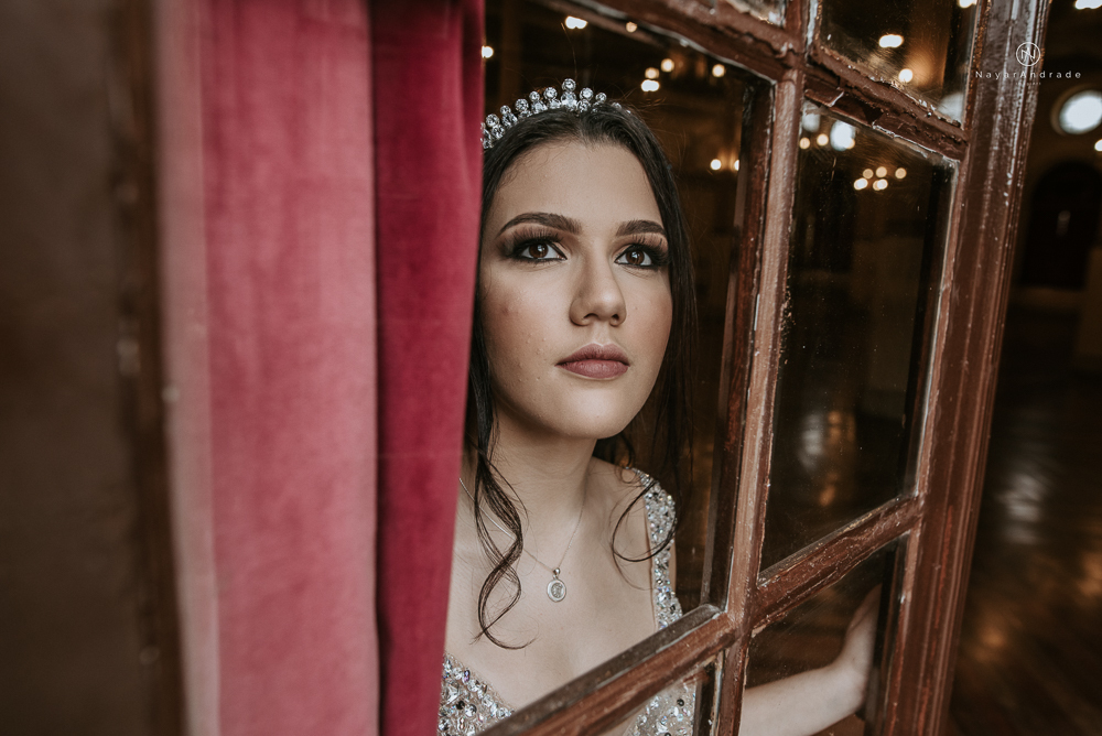 Video clip ensaio debutante feito no teatro e na torre do castelo da igreja com vestido classico de princesa usado na festa feito no centro de santos pela fotografa nayara andrade