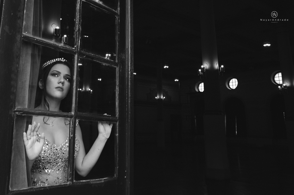 Video clip ensaio debutante feito no teatro e na torre do castelo da igreja com vestido classico de princesa usado na festa feito no centro de santos pela fotografa nayara andrade