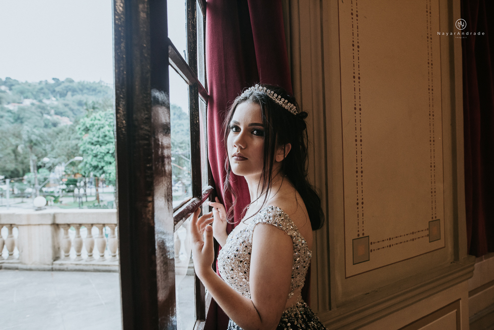 Video clip ensaio debutante feito no teatro e na torre do castelo da igreja com vestido classico de princesa usado na festa feito no centro de santos pela fotografa nayara andrade