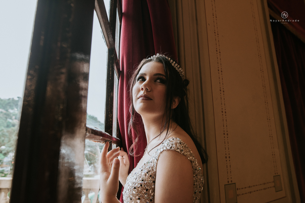 Video clip ensaio debutante feito no teatro e na torre do castelo da igreja com vestido classico de princesa usado na festa feito no centro de santos pela fotografa nayara andrade