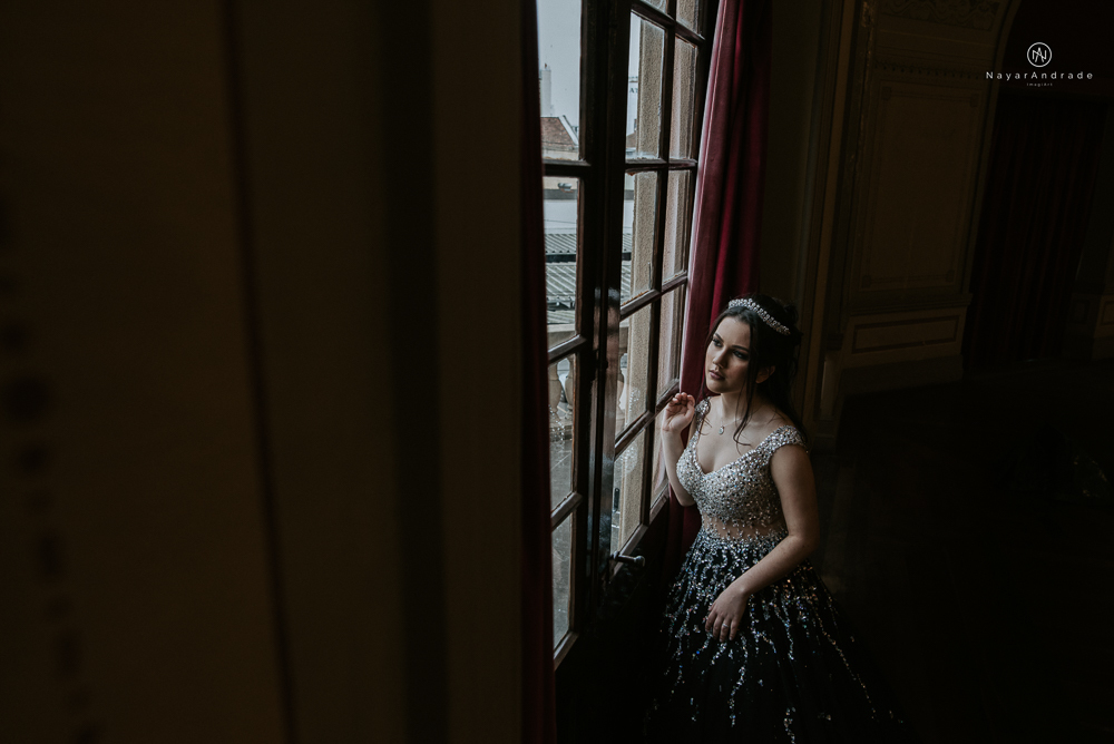 Video clip ensaio debutante feito no teatro e na torre do castelo da igreja com vestido classico de princesa usado na festa feito no centro de santos pela fotografa nayara andrade