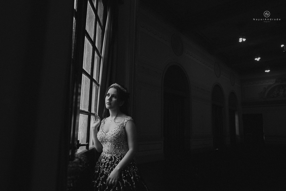 Video clip ensaio debutante feito no teatro e na torre do castelo da igreja com vestido classico de princesa usado na festa feito no centro de santos pela fotografa nayara andrade