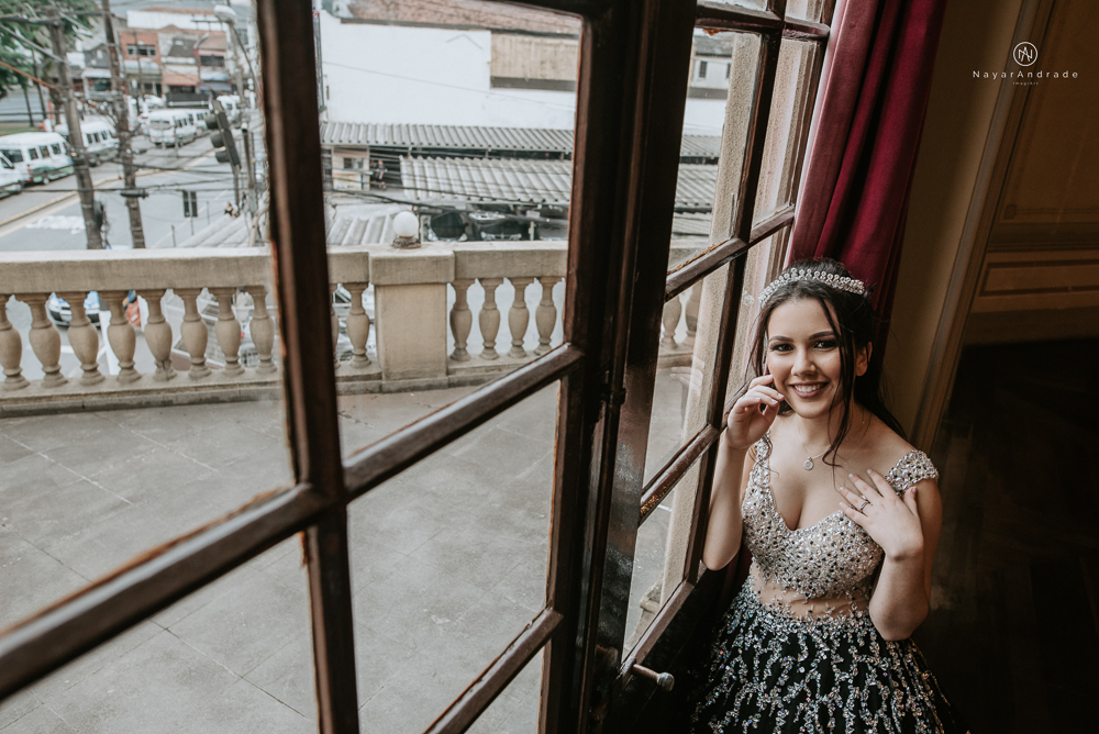 Video clip ensaio debutante feito no teatro e na torre do castelo da igreja com vestido classico de princesa usado na festa feito no centro de santos pela fotografa nayara andradeVideo clip ensaio debutante feito no teatro e na torre do castelo da igreja 
