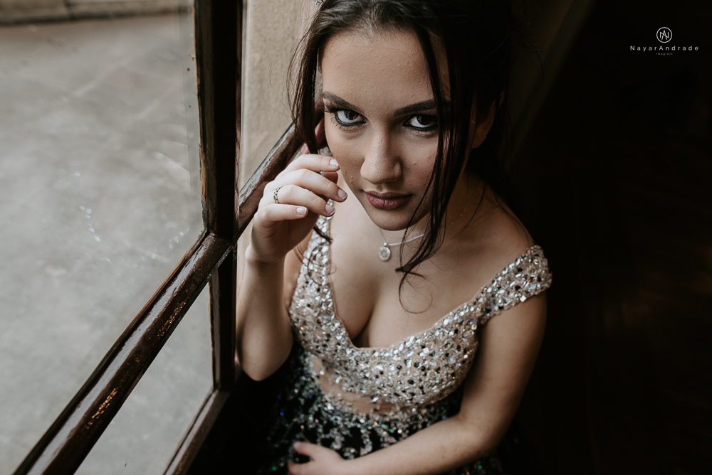 Video clip ensaio debutante feito no teatro e na torre do castelo da igreja com vestido classico de princesa usado na festa feito no centro de santos pela fotografa nayara andrade