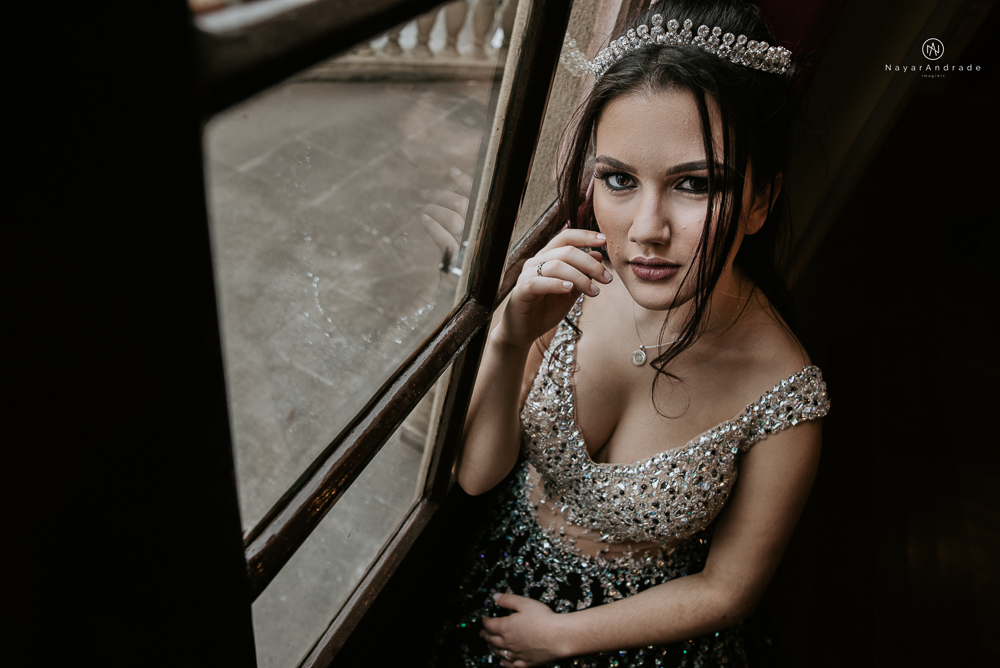Video clip ensaio debutante feito no teatro e na torre do castelo da igreja com vestido classico de princesa usado na festa feito no centro de santos pela fotografa nayara andrade