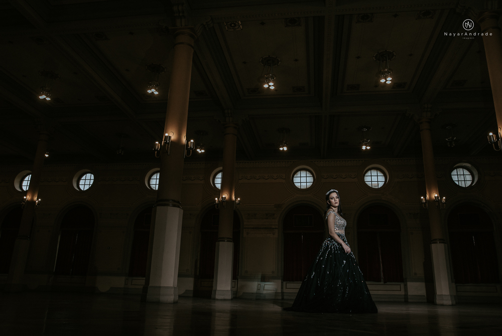 Video clip ensaio debutante feito no teatro e na torre do castelo da igreja com vestido classico de princesa usado na festa feito no centro de santos pela fotografa nayara andrade