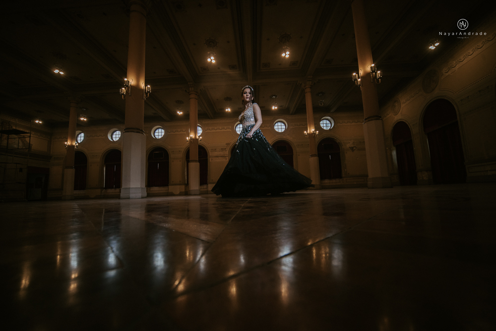 Video clip ensaio debutante feito no teatro e na torre do castelo da igreja com vestido classico de princesa usado na festa feito no centro de santos pela fotografa nayara andrade