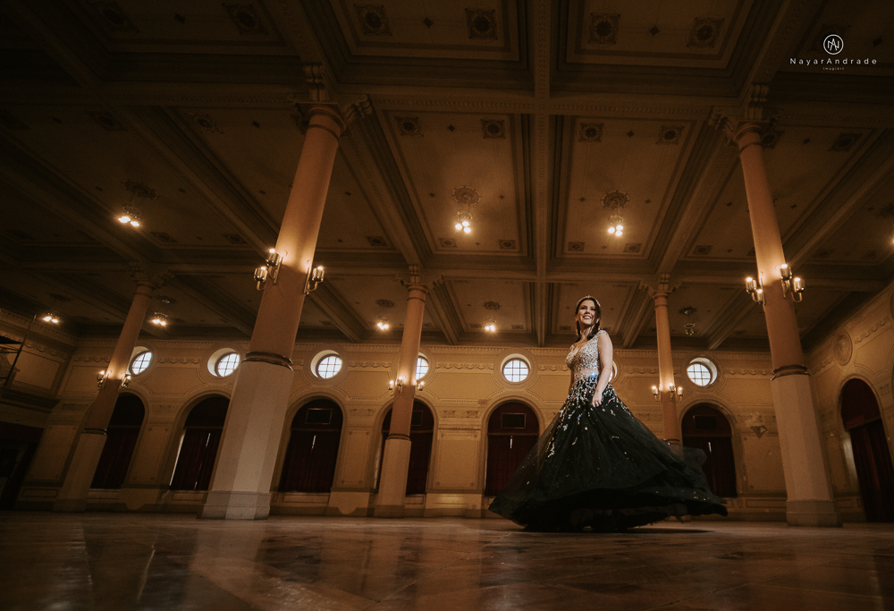 Video clip ensaio debutante feito no teatro e na torre do castelo da igreja com vestido classico de princesa usado na festa feito no centro de santos pela fotografa nayara andrade