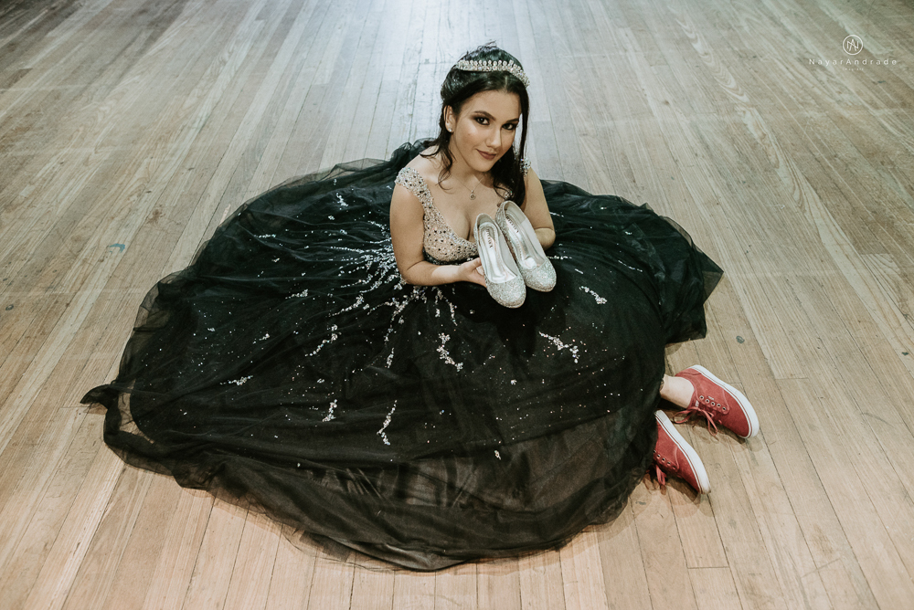Video clip ensaio debutante feito no teatro e na torre do castelo da igreja com vestido classico de princesa usado na festa feito no centro de santos pela fotografa nayara andrade