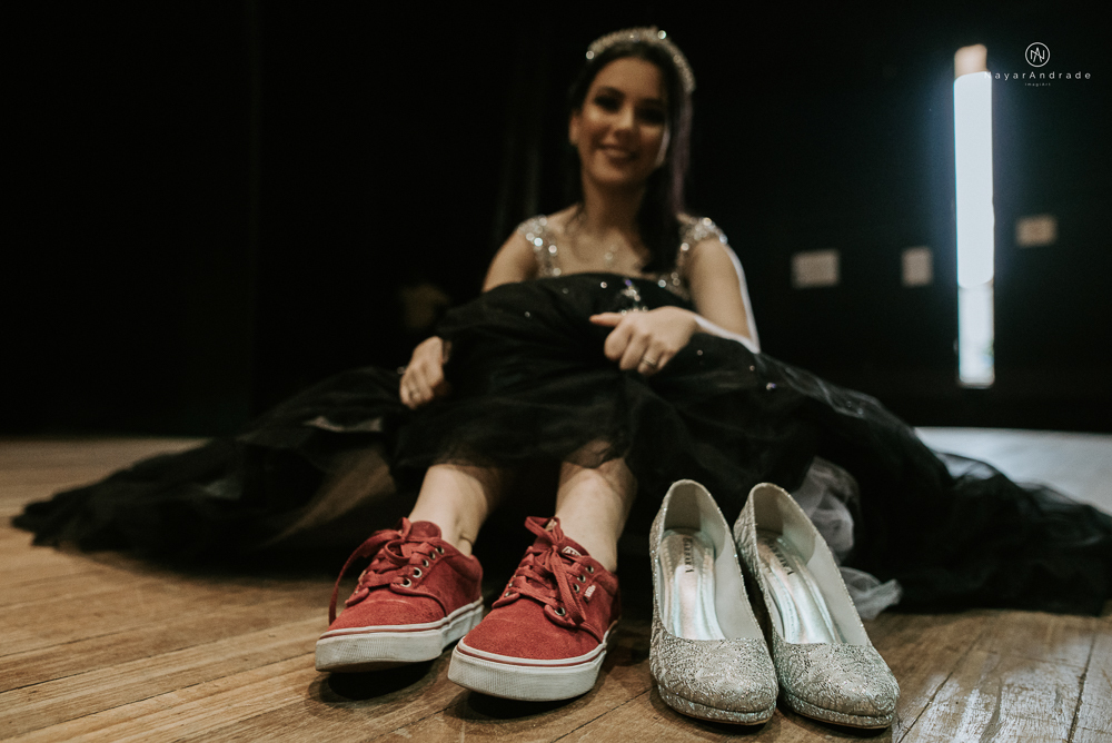 Video clip ensaio debutante feito no teatro e na torre do castelo da igreja com vestido classico de princesa usado na festa feito no centro de santos pela fotografa nayara andrade