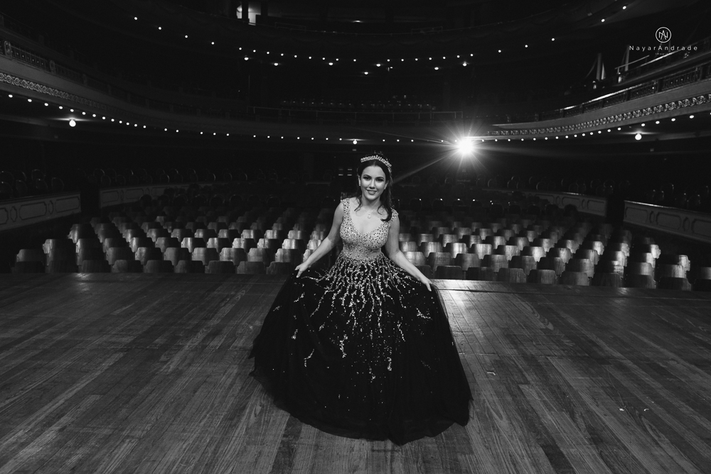 Video clip ensaio debutante feito no teatro e na torre do castelo da igreja com vestido classico de princesa usado na festa feito no centro de santos pela fotografa nayara andrade