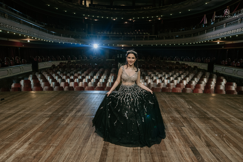 Video clip ensaio debutante feito no teatro e na torre do castelo da igreja com vestido classico de princesa usado na festa feito no centro de santos pela fotografa nayara andrade