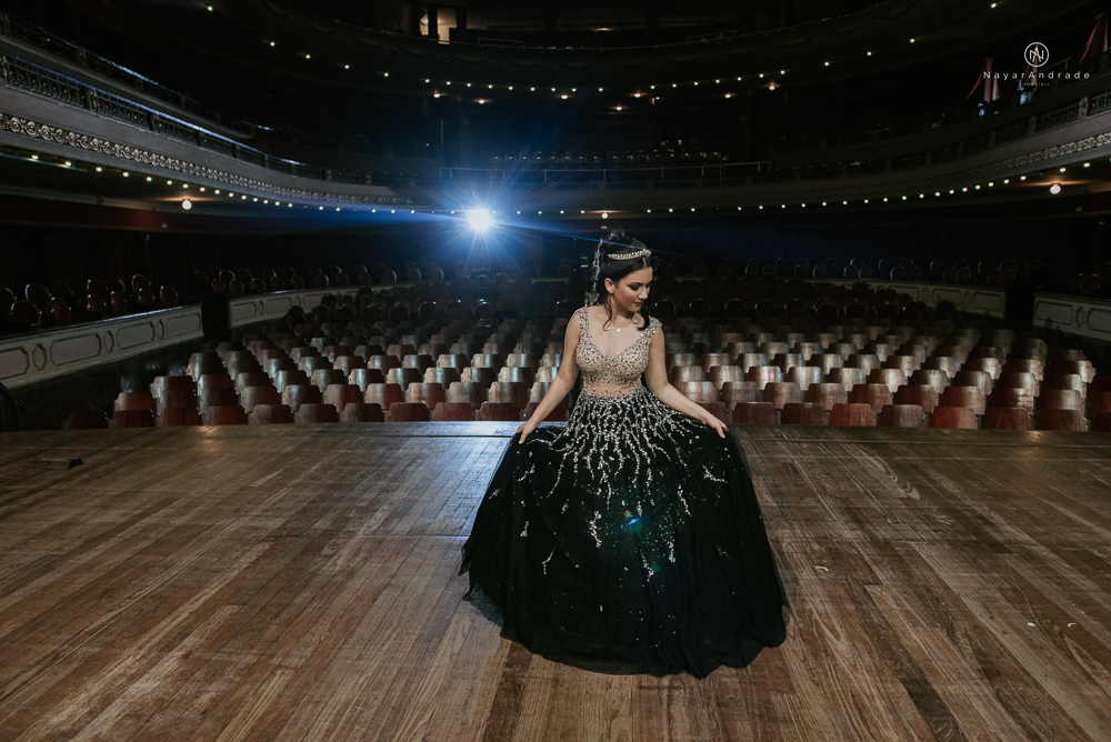 Video clip ensaio debutante feito no teatro e na torre do castelo da igreja com vestido classico de princesa usado na festa feito no centro de santos pela fotografa nayara andrade