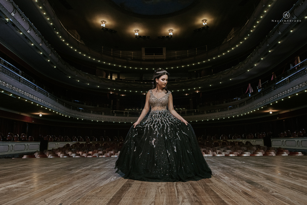 Video clip ensaio debutante feito no teatro e na torre do castelo da igreja com vestido classico de princesa usado na festa feito no centro de santos pela fotografa nayara andrade