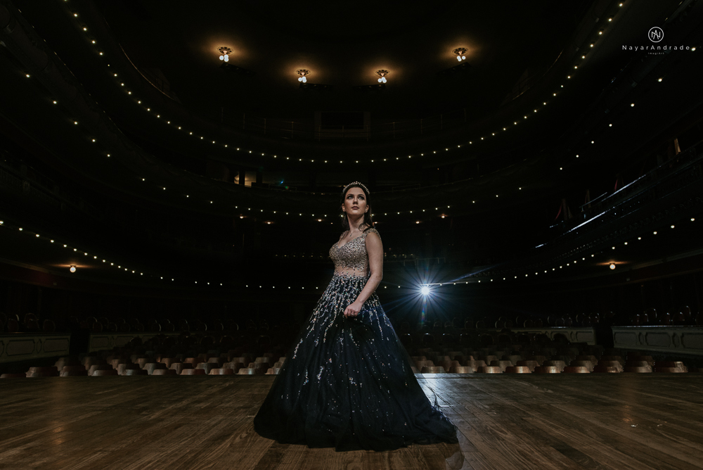 Video clip ensaio debutante feito no teatro e na torre do castelo da igreja com vestido classico de princesa usado na festa feito no centro de santos pela fotografa nayara andrade