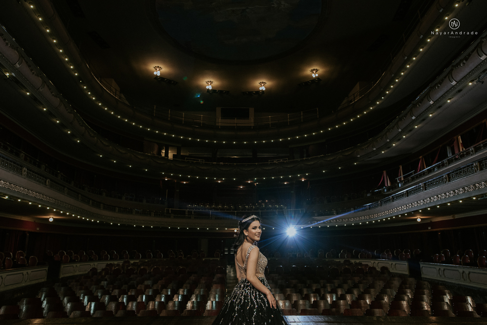 Video clip ensaio debutante feito no teatro e na torre do castelo da igreja com vestido classico de princesa usado na festa feito no centro de santos pela fotografa nayara andrade