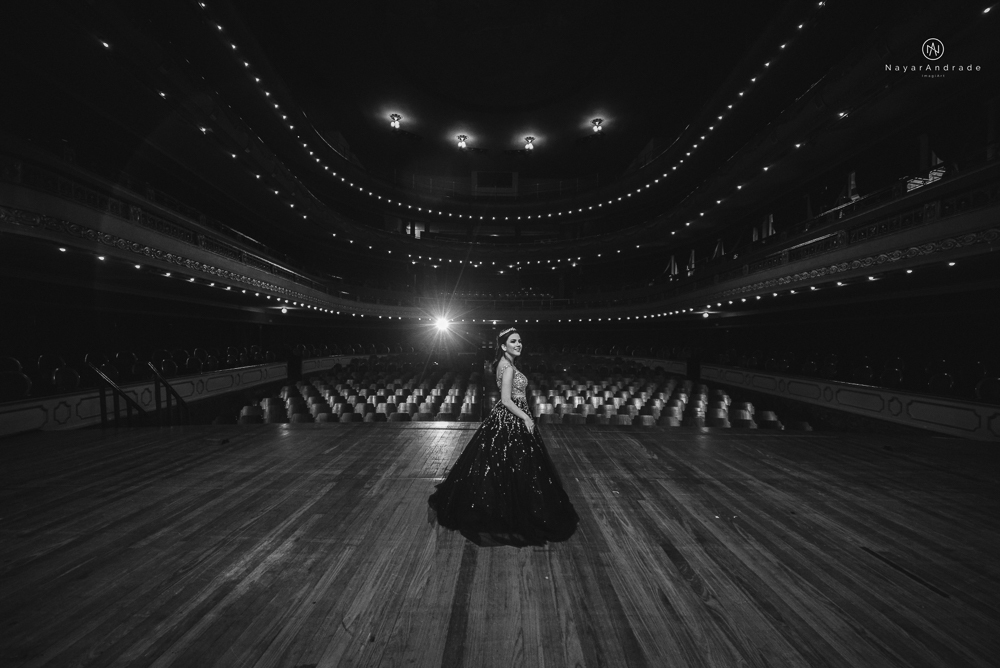 Video clip ensaio debutante feito no teatro e na torre do castelo da igreja com vestido classico de princesa usado na festa feito no centro de santos pela fotografa nayara andrade