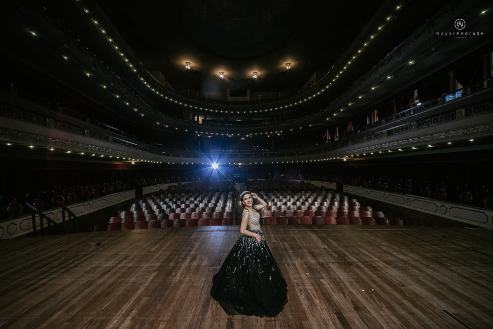 Video clip ensaio debutante feito no teatro e na torre do castelo da igreja com vestido classico de princesa usado na festa feito no centro de santos pela fotografa nayara andrade
