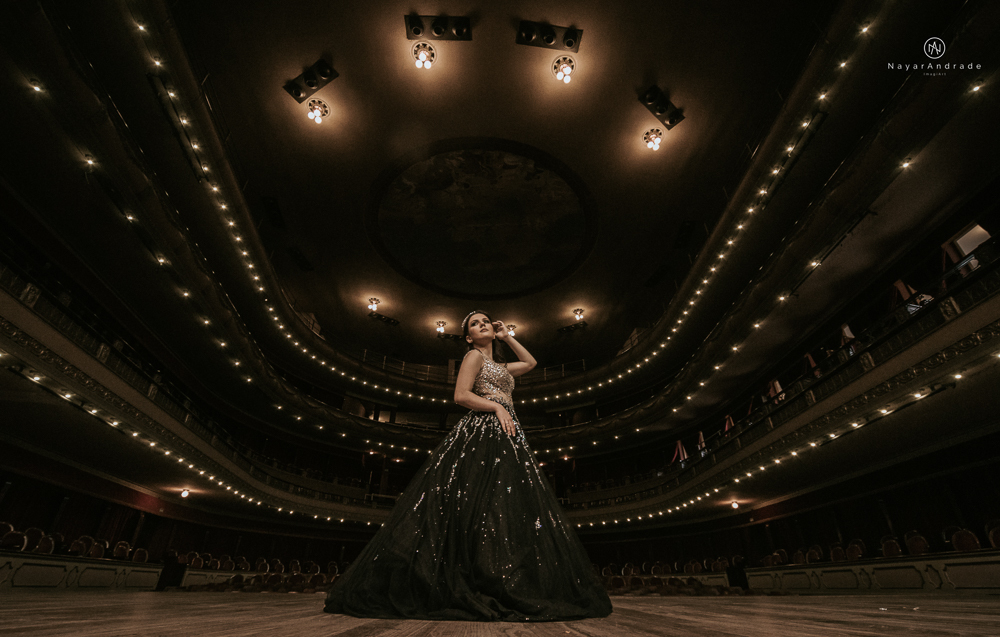 Video clip ensaio debutante feito no teatro e na torre do castelo da igreja com vestido classico de princesa usado na festa feito no centro de santos pela fotografa nayara andrade