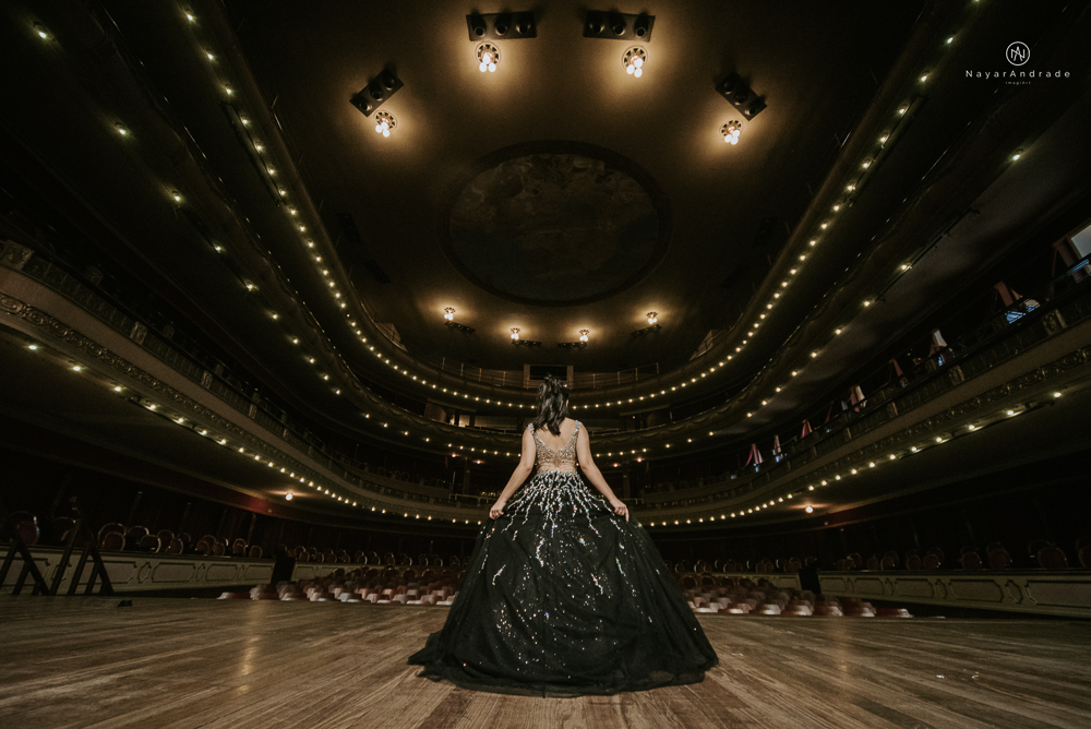 Video clip ensaio debutante feito no teatro e na torre do castelo da igreja com vestido classico de princesa usado na festa feito no centro de santos pela fotografa nayara andrade