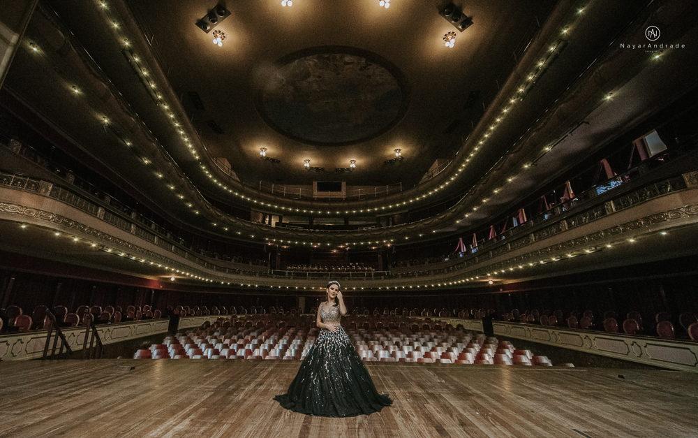 Video clip ensaio debutante feito no teatro e na torre do castelo da igreja com vestido classico de princesa usado na festa feito no centro de santos pela fotografa nayara andrade