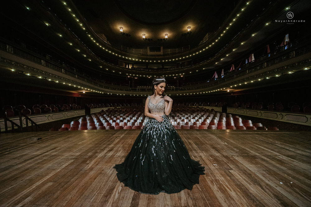 Video clip ensaio debutante feito no teatro e na torre do castelo da igreja com vestido classico de princesa usado na festa feito no centro de santos pela fotografa nayara andrade