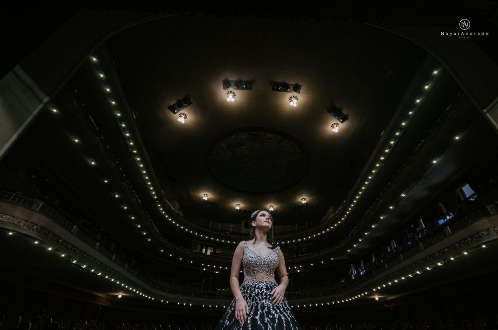 Video clip ensaio debutante feito no teatro e na torre do castelo da igreja com vestido classico de princesa usado na festa feito no centro de santos pela fotografa nayara andrade