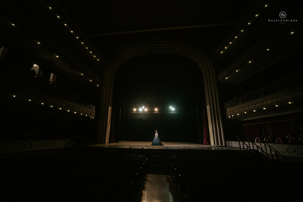 Video clip ensaio debutante feito no teatro e na torre do castelo da igreja com vestido classico de princesa usado na festa feito no centro de santos pela fotografa nayara andrade