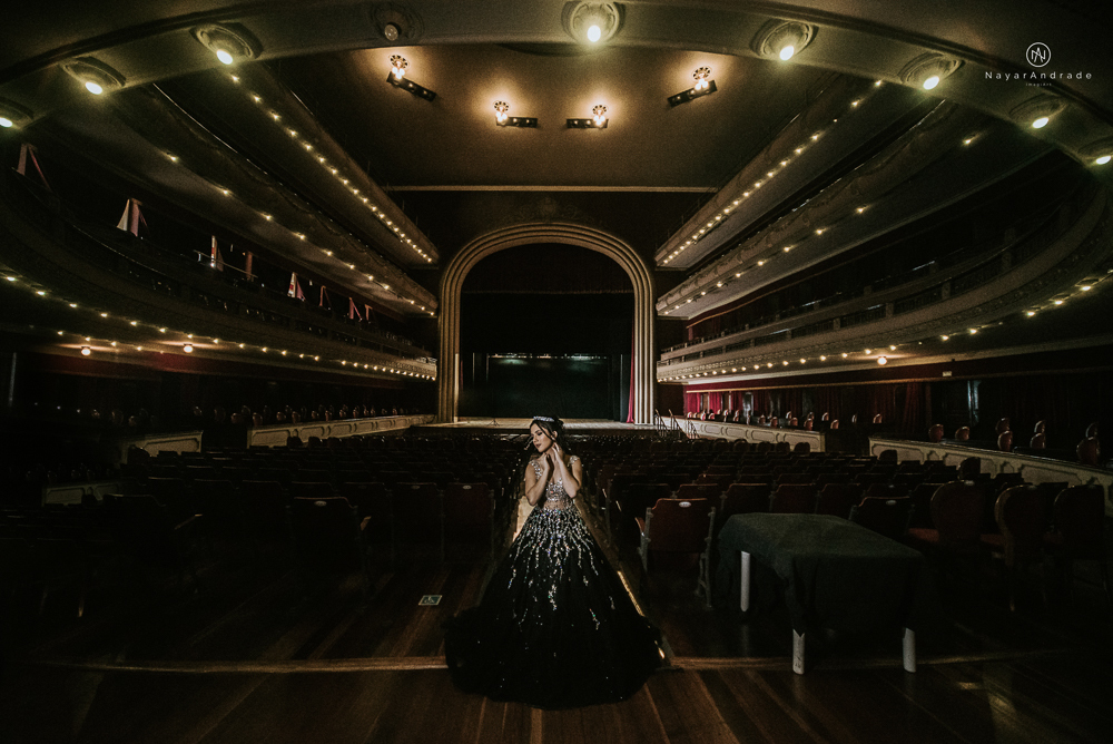Video clip ensaio debutante feito no teatro e na torre do castelo da igreja com vestido classico de princesa usado na festa feito no centro de santos pela fotografa nayara andrade