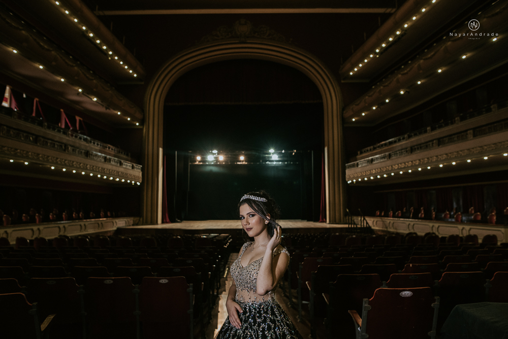 Video clip ensaio debutante feito no teatro e na torre do castelo da igreja com vestido classico de princesa usado na festa feito no centro de santos pela fotografa nayara andrade