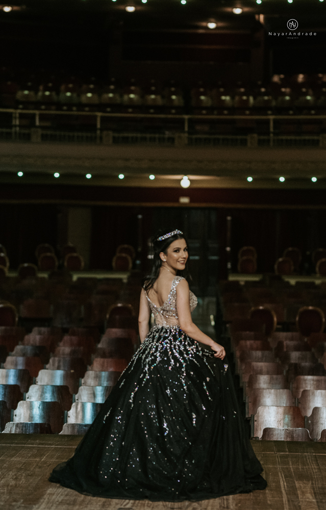 Video clip ensaio debutante feito no teatro e na torre do castelo da igreja com vestido classico de princesa usado na festa feito no centro de santos pela fotografa nayara andrade