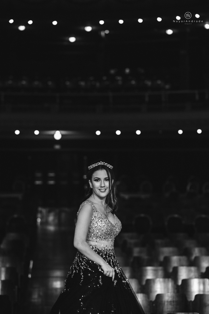Video clip ensaio debutante feito no teatro e na torre do castelo da igreja com vestido classico de princesa usado na festa feito no centro de santos pela fotografa nayara andrade