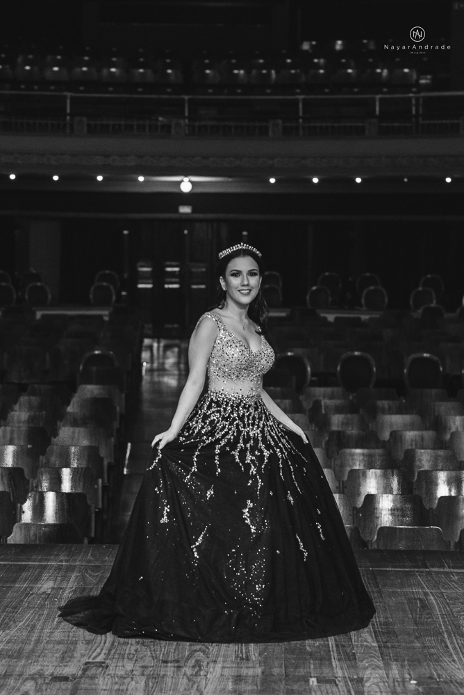 Video clip ensaio debutante feito no teatro e na torre do castelo da igreja com vestido classico de princesa usado na festa feito no centro de santos pela fotografa nayara andrade
