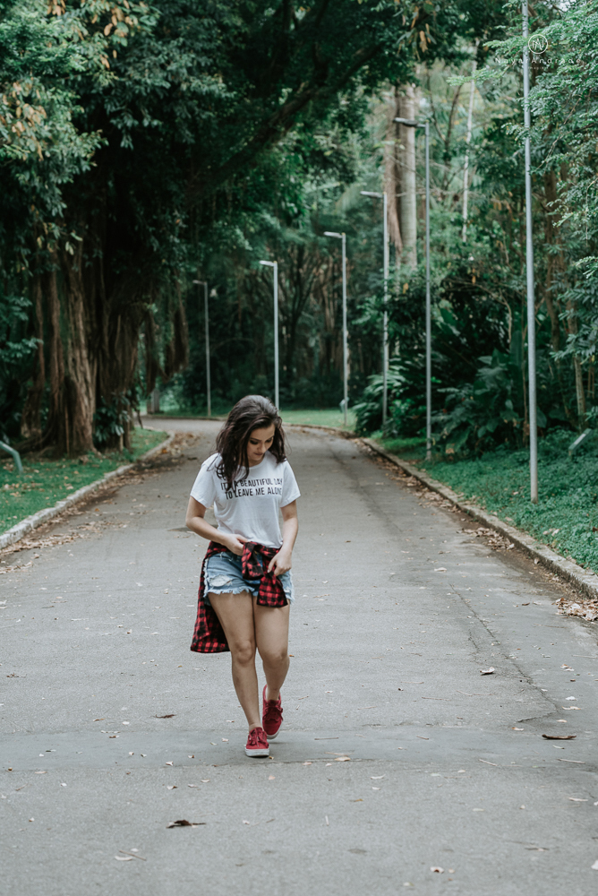 Video clip ensaio debutante feito no teatro e na torre do castelo da igreja com vestido classico de princesa usado na festa feito no centro de santos pela fotografa nayara andrade