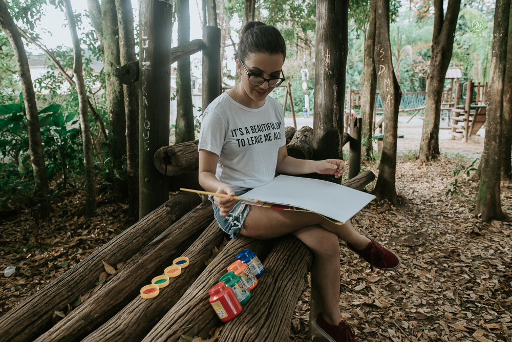 ensaio debutante com a mae no parque usando tinta 