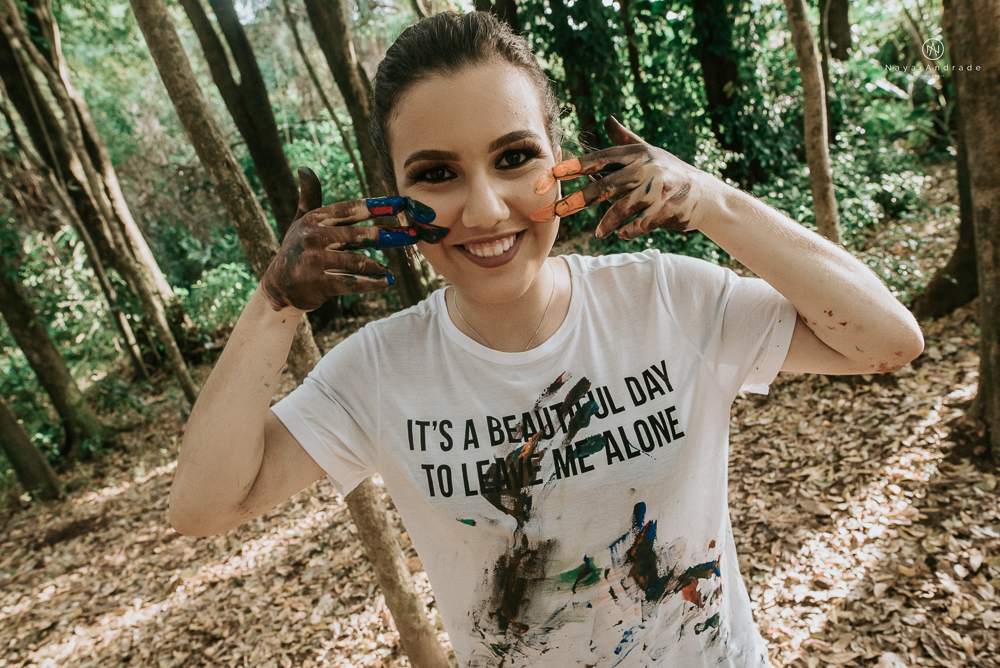 ensaio debutante com a mae no parque usando tinta 