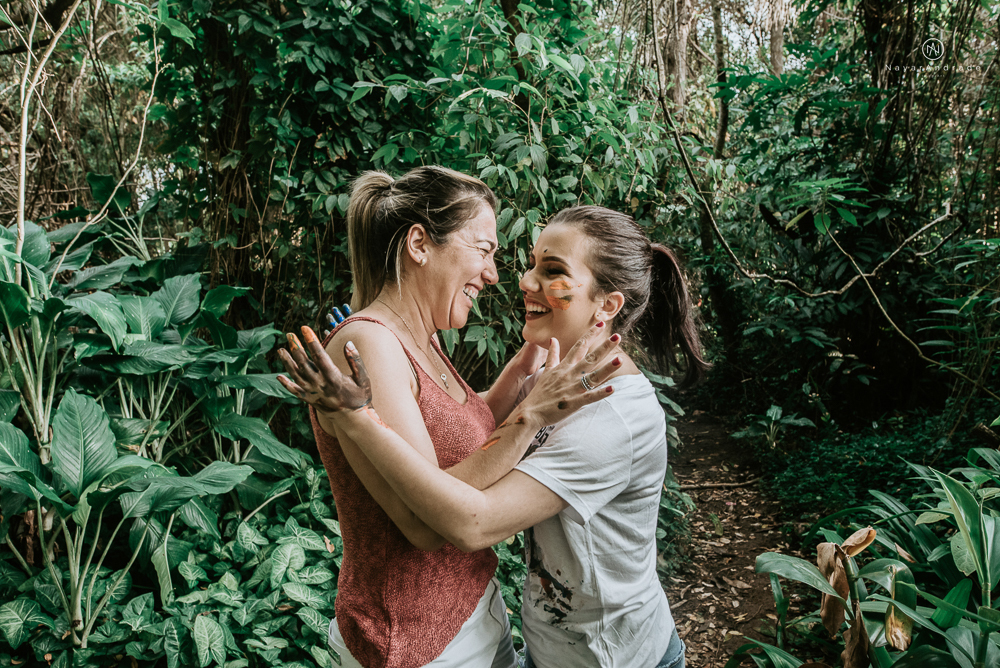 ensaio debutante com a mae no parque usando tinta 