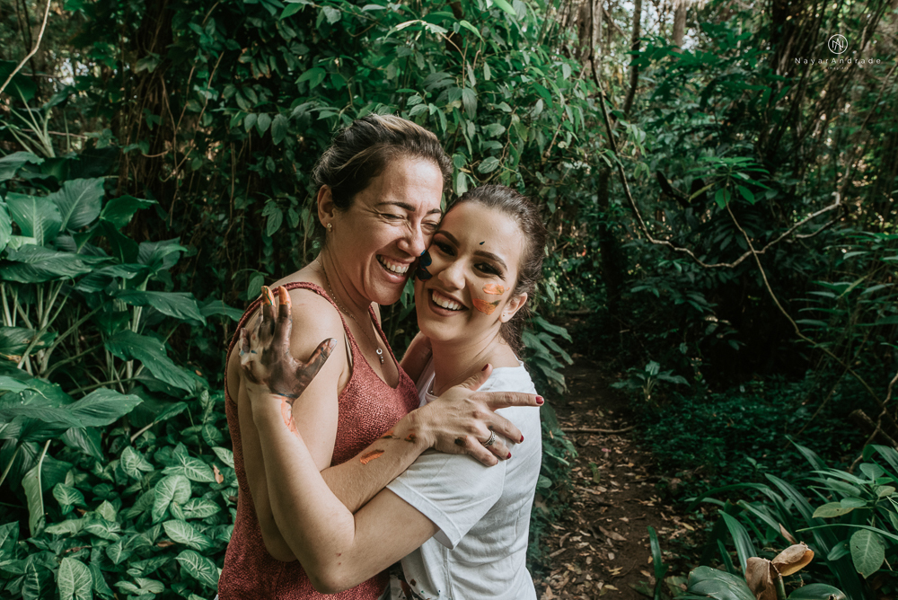 ensaio debutante com a mae no parque usando tinta 