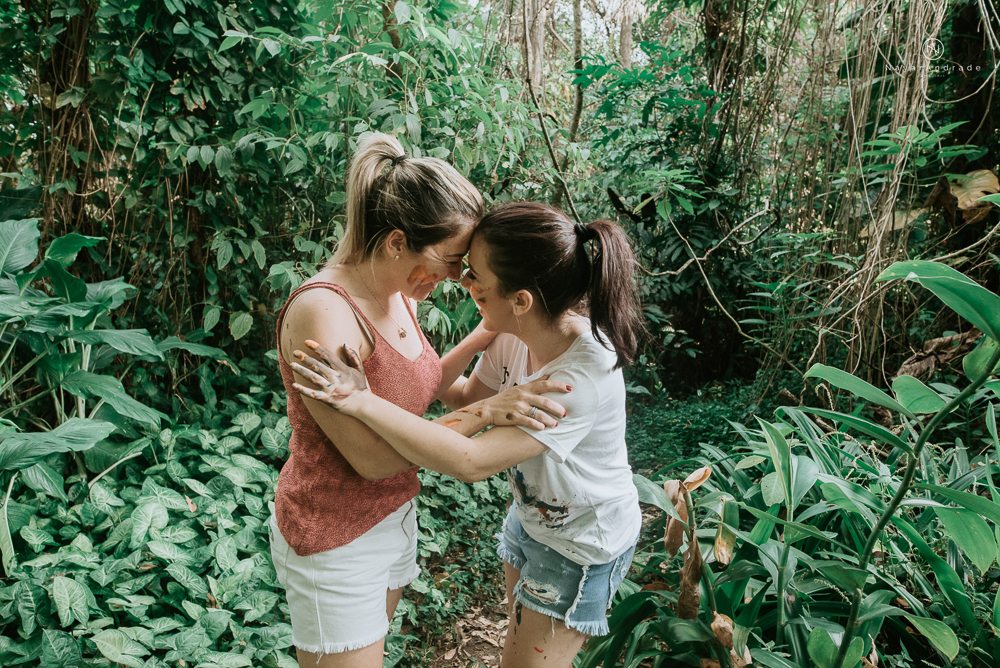 ensaio debutante com a mae no parque usando tinta 
