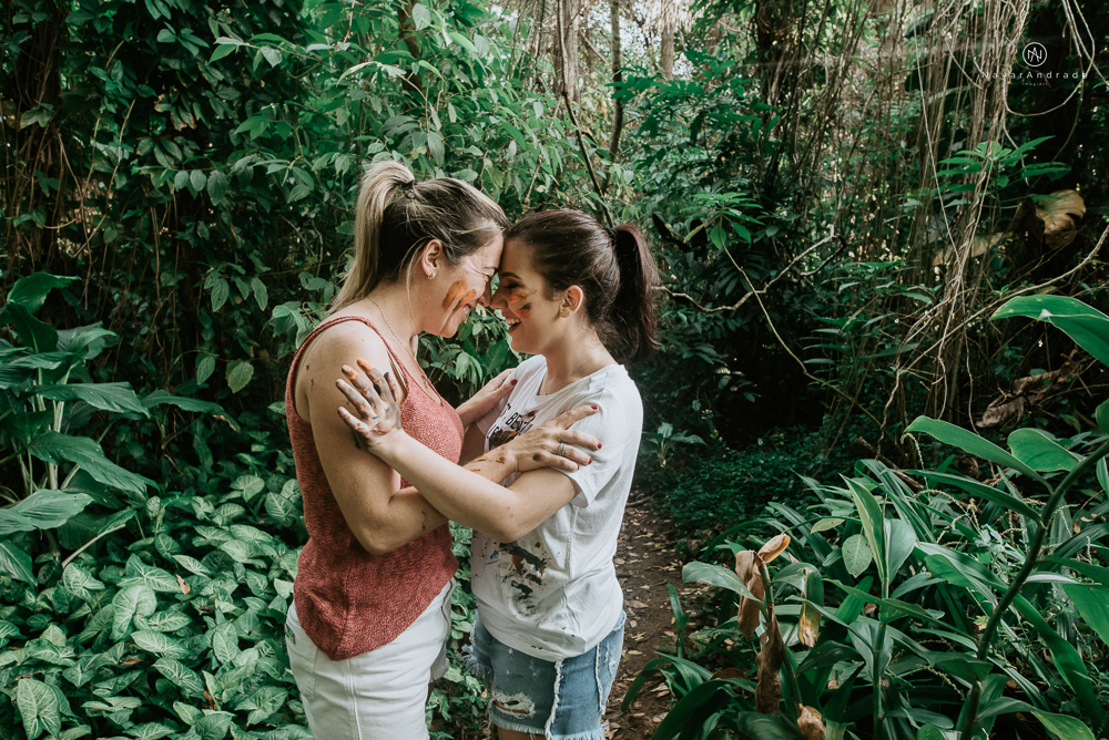 ensaio debutante com a mae no parque usando tinta 