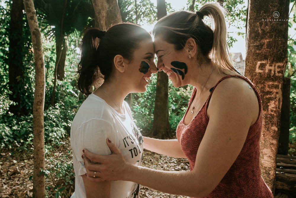 ensaio debutante com a mae no parque usando tinta 