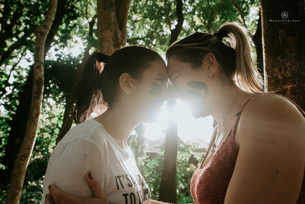 ensaio debutante com a mae no parque usando tinta 